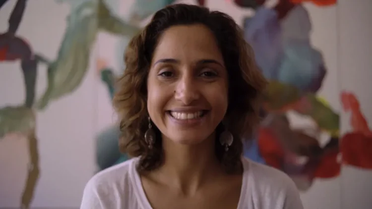 Mano Brown pergunta se Camila Pitanga é parda, e ela responde: