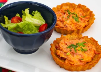 Petisco fácil: Tortinha de carne seca com massa de cream cracker