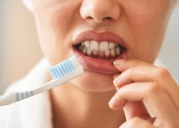 Escovar os dentes antes ou depois do café da manhã? Dentistas explicam