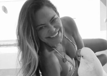 Lembra dela? Ex-atriz da Globo  surpreende ao posar de biquíni