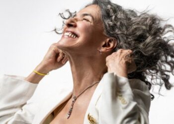 Simone retorna aos palcos com show sobre liberdade